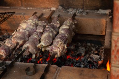 Domuz eti veya sığır eti Barbekü pişirme sürecinde yakın çekim