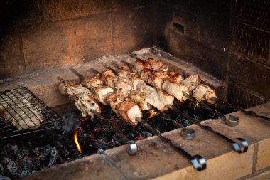 Domuz eti veya sığır eti Barbekü pişirme sürecinde yakın çekim
