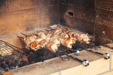 Domuz eti veya sığır eti Barbekü pişirme sürecinde yakın çekim