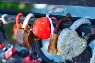 Farklı renklerde ve şekillerdeki kalplerin kilitleri üzerine yakın çekim