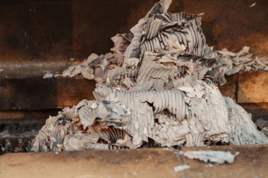 Yanan kağıttan gri kül üzerine yakın çekim