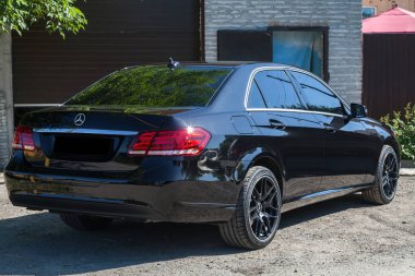 Siyah Mercedes Benz E-sınıf E350 2013 yıl arka görünüm ile karanlık g