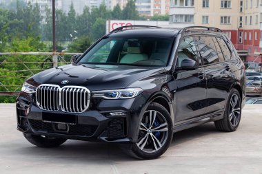 Siyah yeni BMW x7 xdrive40i 2019 yıl ön görünüm ile açık gri 
