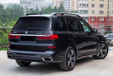  Siyah yeni BMW x7 xdrive40i 2019 yıl arka görünüm ile hafif gri 
