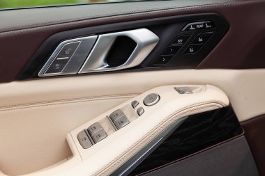 Pano ile beyaz ve kahverengi iç görünüm, kapı han