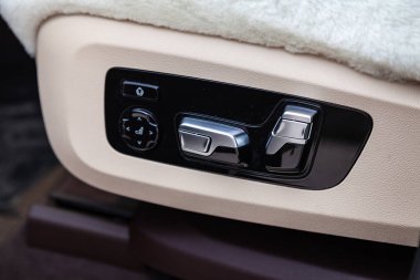 Koltuk kontrolü ile arabanın beyaz ve kahverengi iç görünümü bu