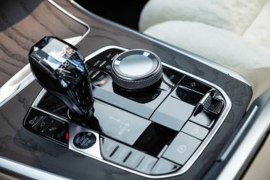 Dashboar ile modern araba beyaz ve kahverengi iç görünümü