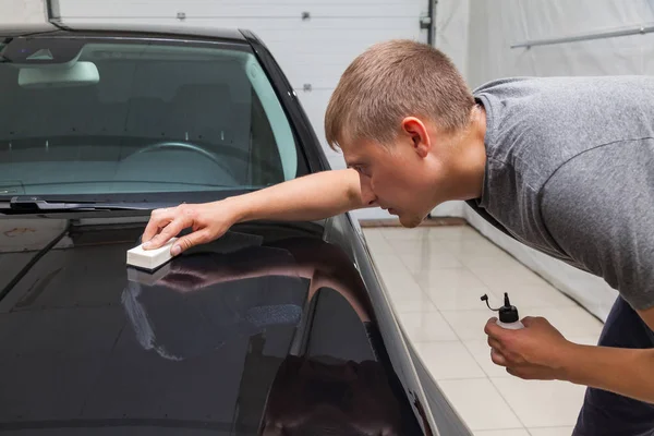 The process of applying a nano-ceramic coating on the car's hood — Stock Photo, Image