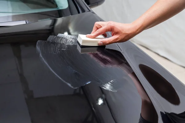 Postup aplikování nano-keramických povlaků na kapotu automobilu — Stock fotografie