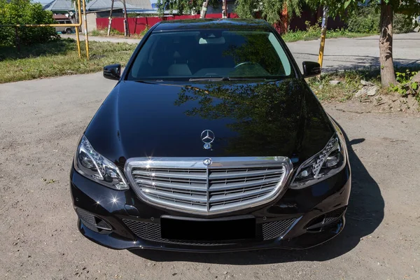 Mercedes Benz E-class E350 negro 2013 año vista frontal con oscuridad —  Fotos de Stock