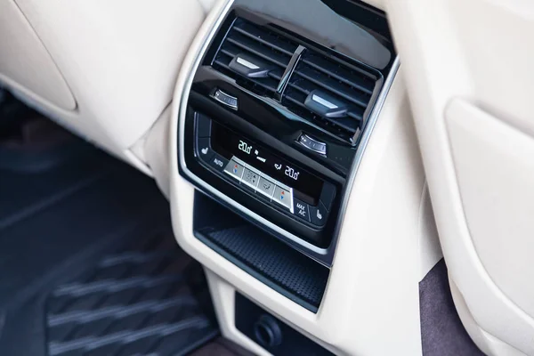 Vista al interior blanco y marrón del coche con salpicadero, parte trasera —  Fotos de Stock