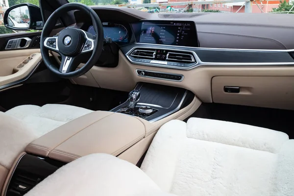 Widok na biało-brązowe wnętrze BMW X7 M Performance — Zdjęcie stockowe