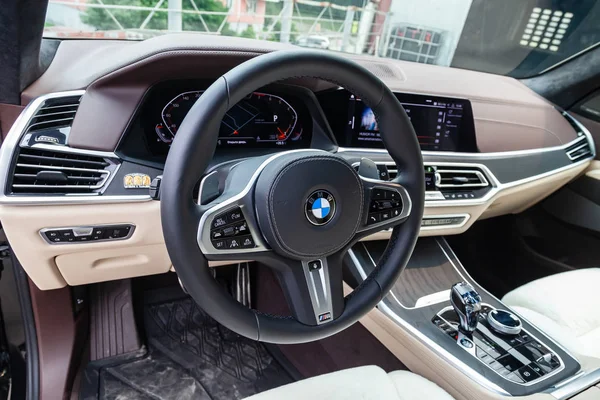 Vista al interior blanco y marrón del ingenio BMW X7 M Performance — Foto de Stock
