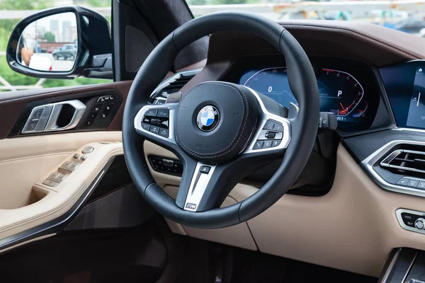 Widok na biało-brązowe wnętrze BMW X7 M Performance — Zdjęcie stockowe