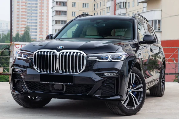 Black new BMW X7 xDrive40i 2019 year front view with light gray — Stock Photo, Image
