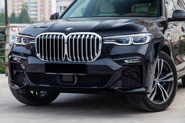 Black new BMW X7 xDrive40i 2019 year front view with light gray — Stock Photo, Image