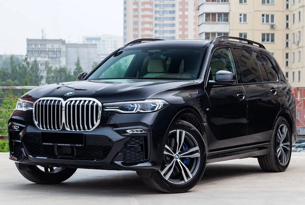 Nuevo BMW negro X7 xDrive40i 2019 vista frontal del año con gris claro — Foto de Stock