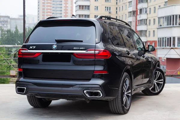 Nuevo BMW negro X7 xDrive40i 2019 año vista trasera con gris levantamiento — Foto de Stock