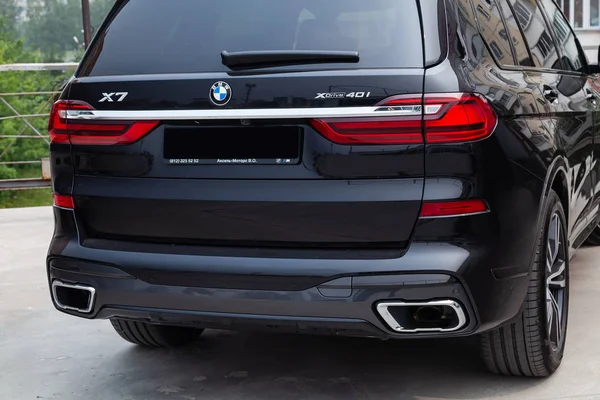 Nuevo BMW negro X7 xDrive40i 2019 año vista trasera con gris levantamiento — Foto de Stock