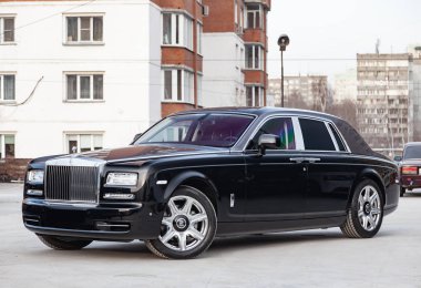 Yeni bir çok pahalı lüks Rolls Royce Phant ön tarafı görünümü