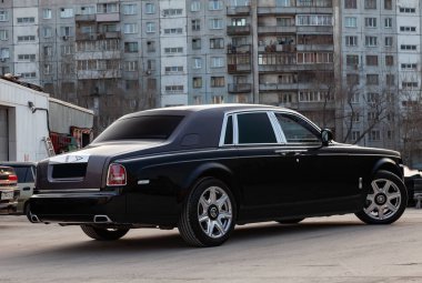 Yeni bir çok pahalı lüks Rolls Royce phanto arka tarafı görünümü