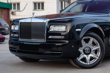 Yeni bir çok pahalı lüks Rolls Royce Phant ön tarafı görünümü