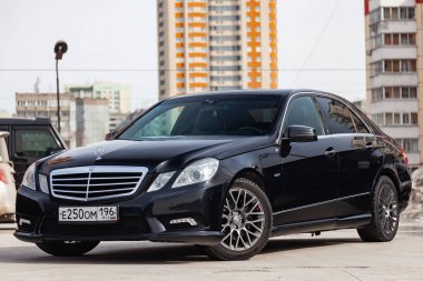 Siyah Mercedes Benz E-sınıf E250 2010 yıl ön görünüm ile karanlık 