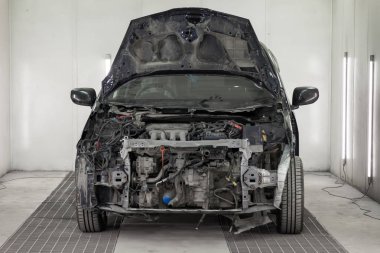 Siyah araba tamamen kırık ile ciddi bir kaza sonra 