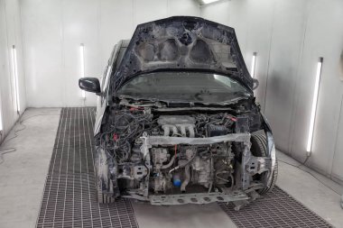 Siyah araba tamamen kırık ile ciddi bir kaza sonra 