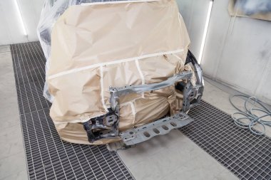 Siyah bir araba tamamen kağıt ve yapışkan bant kaplıdır 