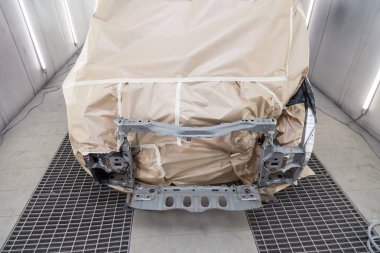 Siyah bir araba tamamen kağıt ve yapışkan bant kaplıdır 