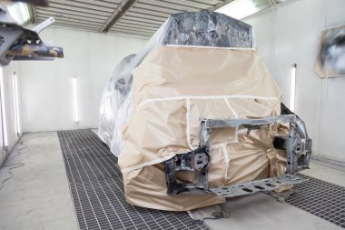 Siyah bir araba tamamen kağıt ve yapışkan bant kaplıdır 