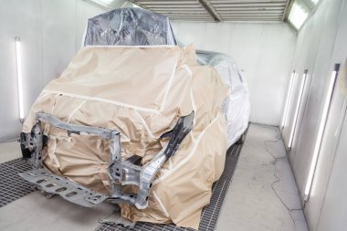 Siyah bir araba tamamen kağıt ve yapışkan bant kaplıdır 