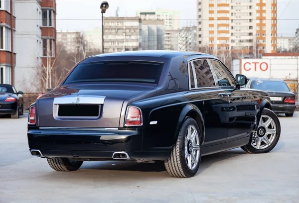Vista lateral trasera de nuevo un lujo muy caro Rolls Royce Phanto — Foto de Stock