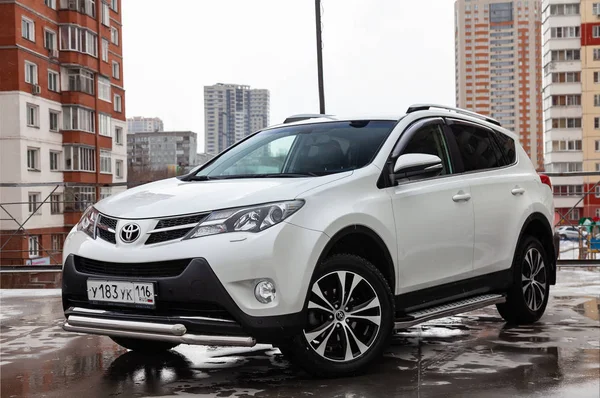 Vista anteriore di Toyota RAV4 2015 anno in colore bianco dopo la pulizia — Foto Stock