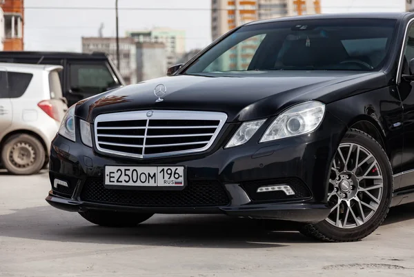 Preto Mercedes Benz E-class E250 2010 ano vista frontal com escuro — Fotografia de Stock