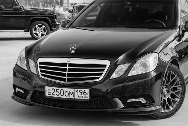 Black Mercedes Benz E-class E250 2010 year front view with dark — Stock Photo, Image