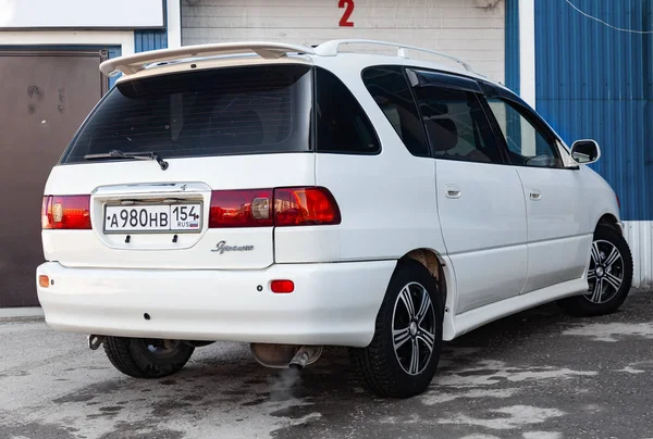 Rear view of Toyota Ipsum 1998 year in white color after cleanin — Stock Photo, Image