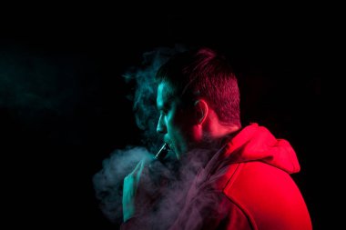 Genç bir esmer adam elinde tutar ve bir electroni üzerinde sürükler