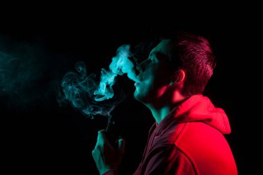 Yakın yukarı bir yetişkin yüz portre ciddi bir adam exhales gr