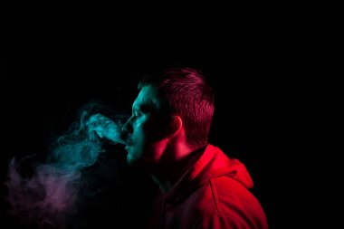 Yakın yukarı bir yetişkin yüz portre ciddi bir adam exhales gr