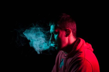 Yakın yukarı bir yetişkin yüz portre ciddi bir adam exhales gr