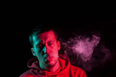 Yakın kadar bir yetişkin ciddi bir adamın yüzü portre Pi exhales