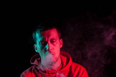 Yakın kadar bir yetişkin ciddi bir adamın yüzü portre Pi exhales