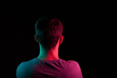 Kısa saç kafası, arka ve omuzları yakın çekim