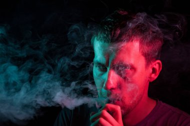 Genç bir Brunet erkek tarafına başını döndü, onun ha tutar