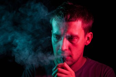 Genç bir Brunet erkek tarafına başını döndü, onun ha tutar