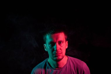 Siyah izole arka planda profil yüzünde bir adamın portresi