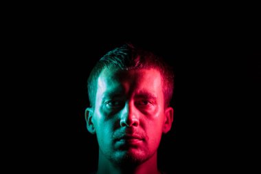 Beyaz bir adamın bir tıraşsız baş yüzünde yakın çekim