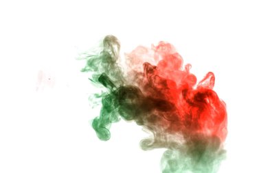 Beyaz arka planda duman kırmızı ve yeşil mürekkep lekesi. Baskılar için
